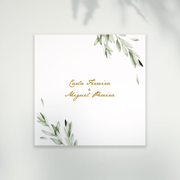 Convite casamento natureza, com fundo branco, letras douradas e ramos de oliveira em dois cantos.