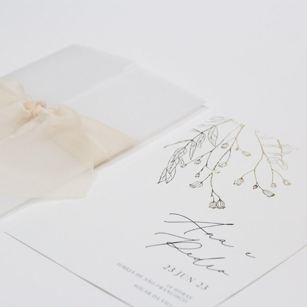 convite de casamento clean e elegante Avalon composto por papel translúcido, cartão em papel liso e aplicação de foil dourado