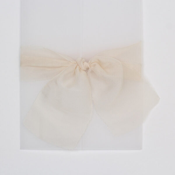 convite de casamento clean e elegante Avalon composto por papel translúcido, cartão em papel liso e aplicação de foil dourado
