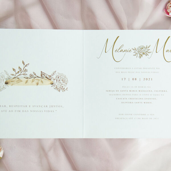 Convite de Casamento Elegante Bremerton com monograma em foilstamping dourado e delicados florais decorativos