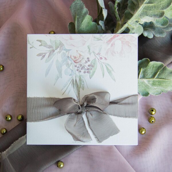 O convite de casamento floral com cor Algona é composto por papel texturado, design rico em floral e faixa em tecido rasgado verde tropa.