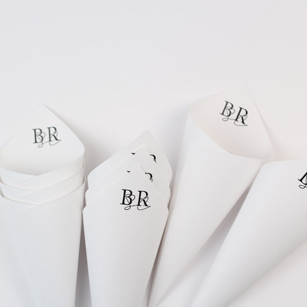 cones de arroz casamento personalizado, em papel liso com personalização das iniciais dos noivos.