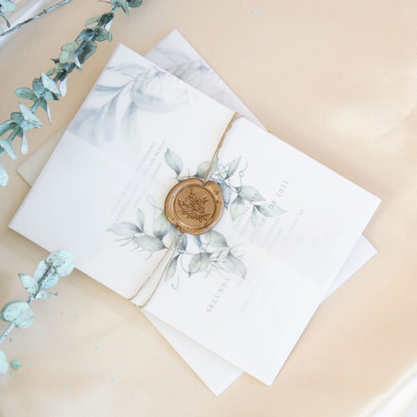 Convite de Casamento Rústico e Elegante Montesano combina diferentes papeis. Conta com delicados apontamentos florais em tons verdes. Fecha com cordel de aspeto rústico e lacre de cera artesanal dourada.