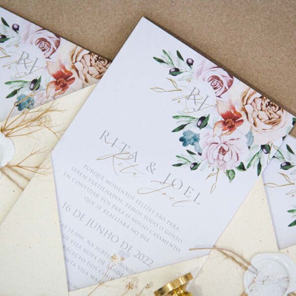 convite de casamento floral e rústico Kelso contém capa em papel sustentável e cartão em papel mate. Inclui ainda lacre de cera branca com cordel e ramo de flores preservadas