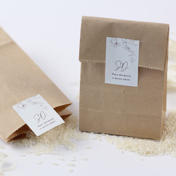 sacos de arroz para casamentos em kraft, com autocolante personalizado.