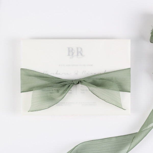 Convite de casamento simples Lacey composto por fita com nó, papel translúcido como capa e cartão convite em papel com textura