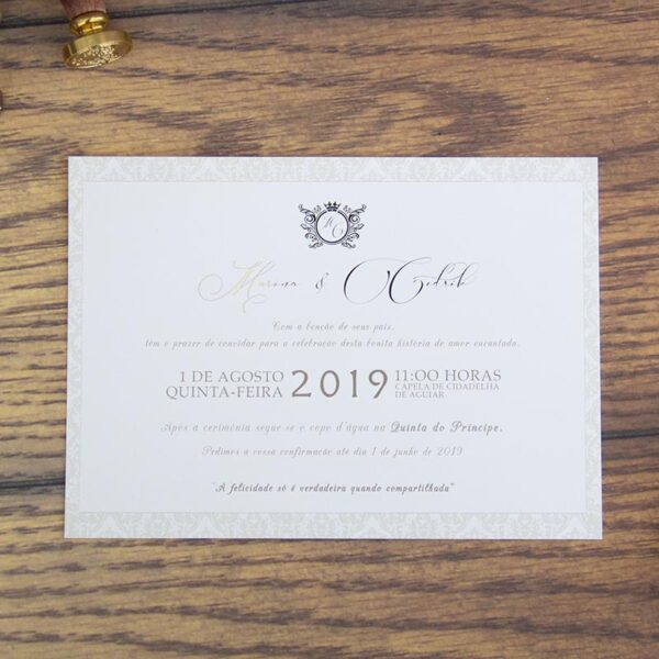 Convite de Casamento Elegante Solano cartão interior com monograma e tipo de letra clássico em tons dourados.